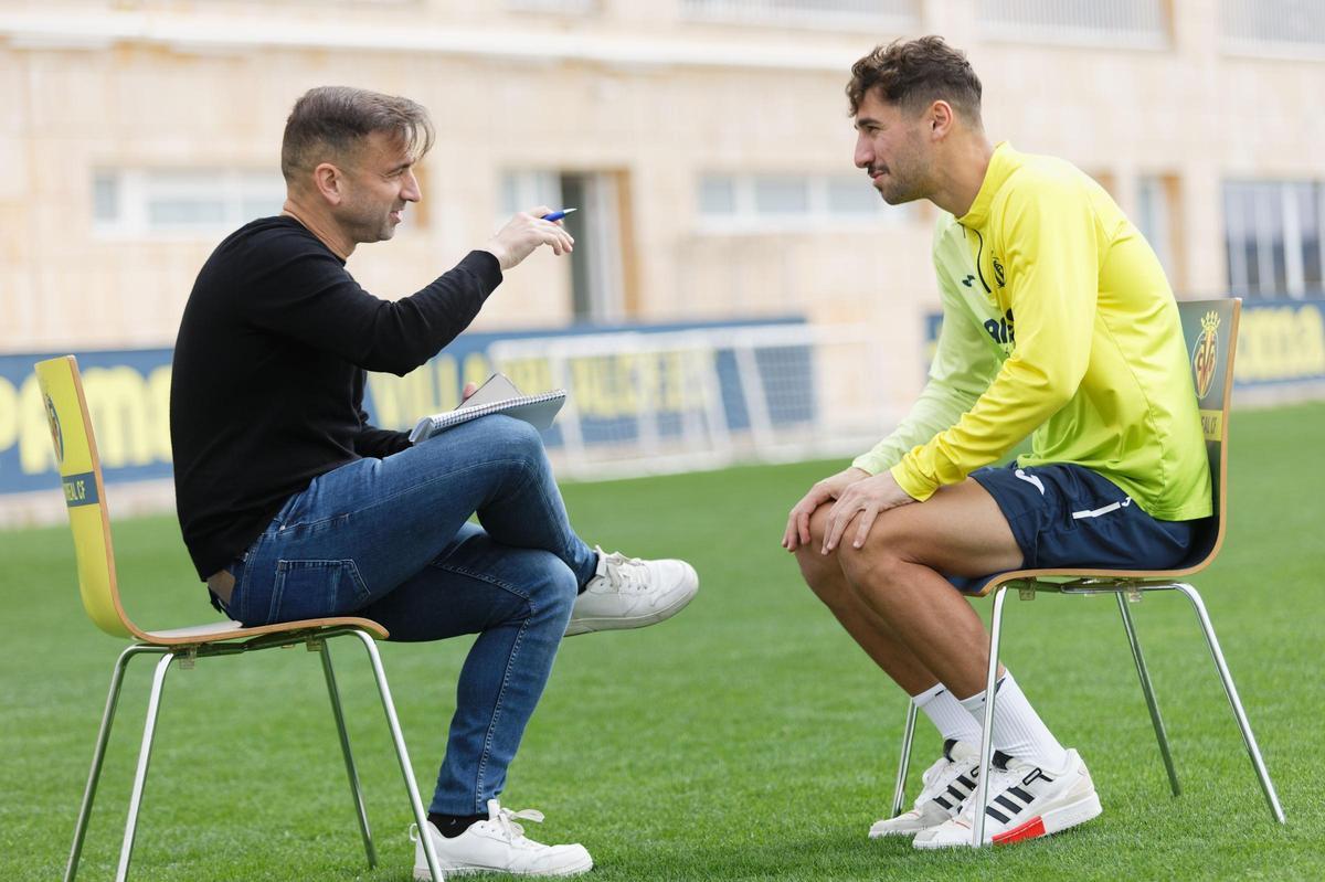Santi Comesaña, jugador del Villarreal CF, atendió a ‘Mediterráneo’ --en la imagen junto al redactor Ismael Mateu-- sobre el césped de Miralcamp.