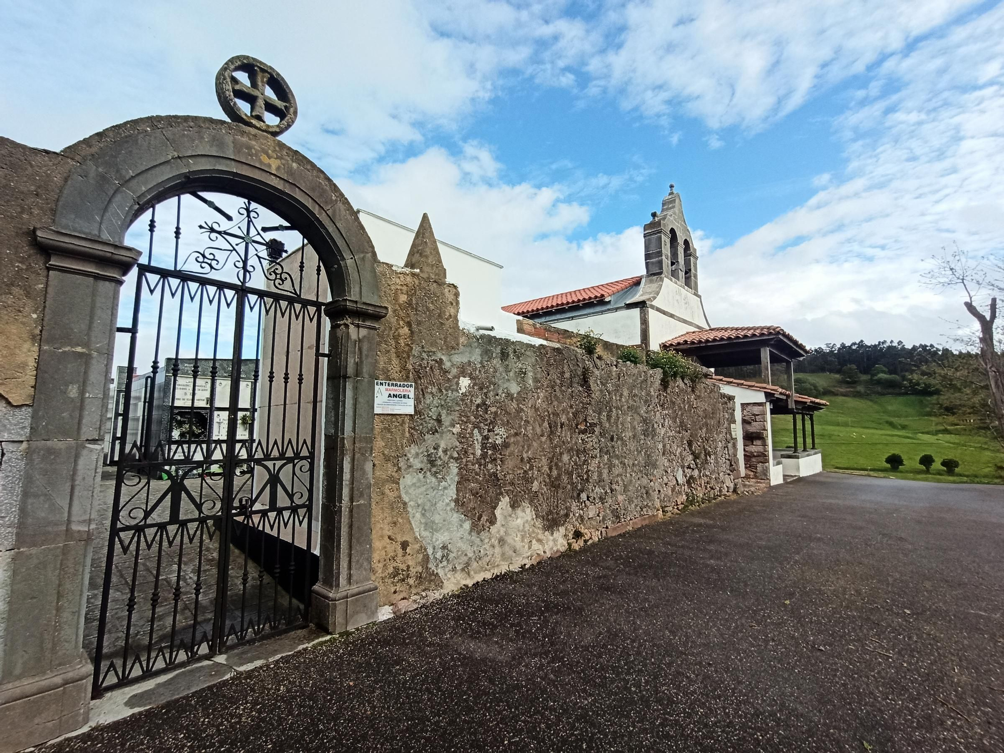El templo románico de Santiago de Arlós se abre al público: "Tiene una iconografía muy variada"