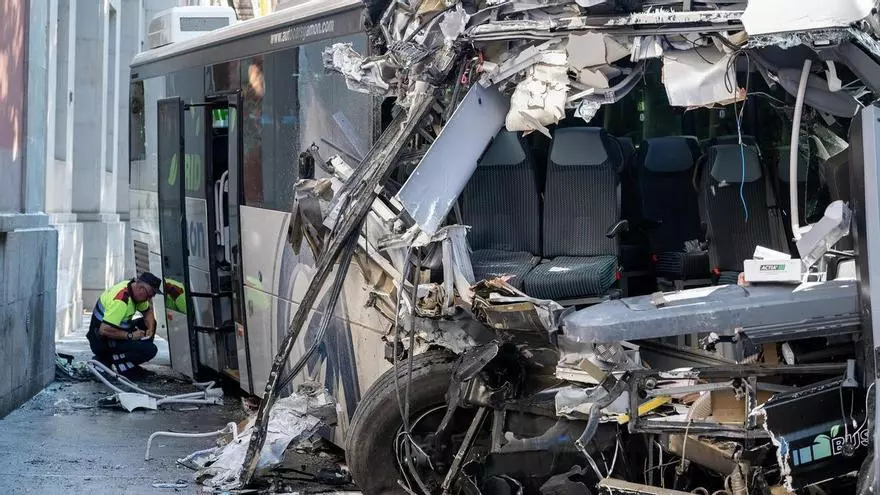 Investigan si la conductora del autocar accidentado en Lleida aceleró por error al esquivar la rama de un árbol