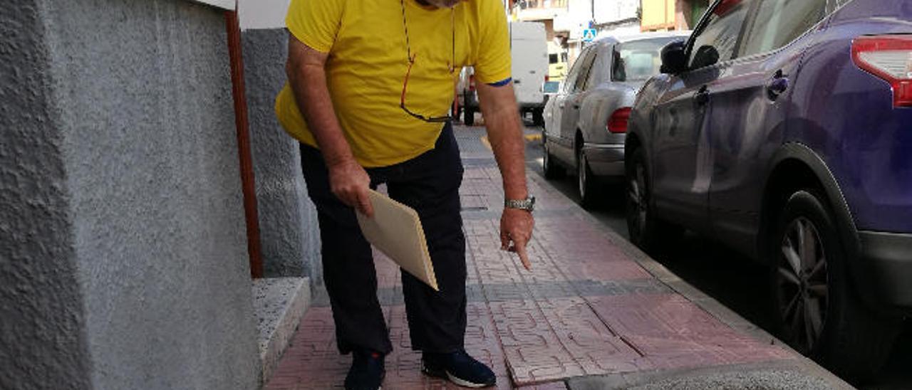 Francisco Cabrera Santana, ayer, mostrando la zona de la caída.