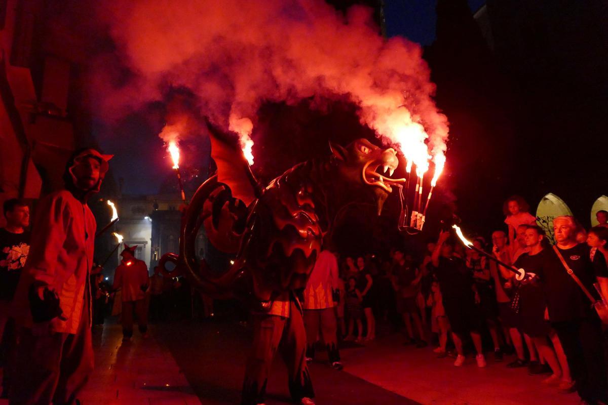 EN IMATGES | L'Encesa del Drac atrau desenes de persones per celebrar la revetlla de Sant Pere a Figueres