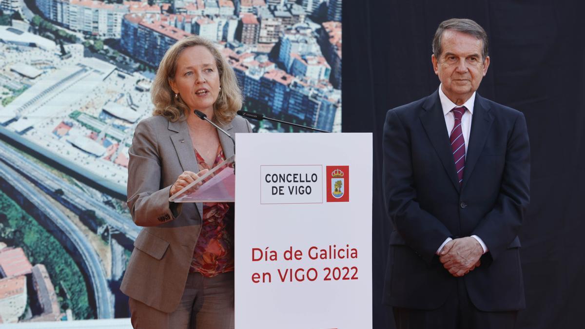 Nadia Calviño, esta tarde en el acto por el Día de Galicia, junto con el alcalde de Vigo, Abel Caballero.