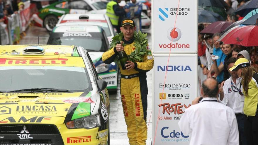 Alberto Meira, en el podio de una edición anterior del Rallye Rías Baixas. // Jesús de Arcos