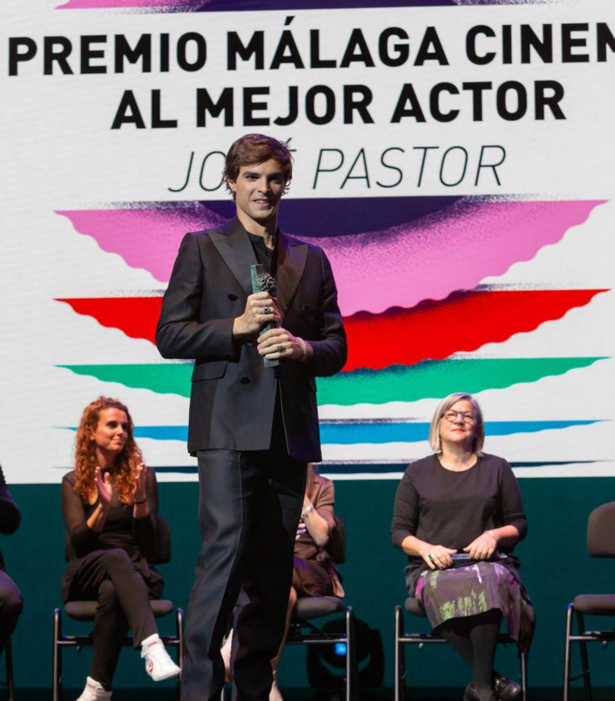 Sobre estas líneas, el actor José Pastor, el director Manuel Jiménez, responsables de Fresco Films y la actriz María Esteve, recibiendo sus premios. | LA OPINIÓN