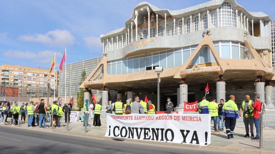 Trabajadores del sector se movilizaron ayer frente a la Asamblea Regional. | LA OPINIÓN
