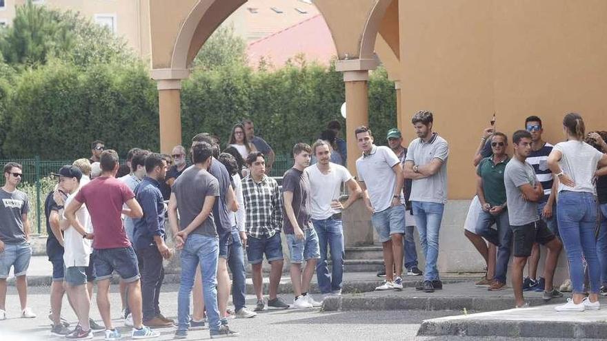 Los amigos de Daniel Rodríguez Prieto, ayer, a la puerta del velatorio de Candás.