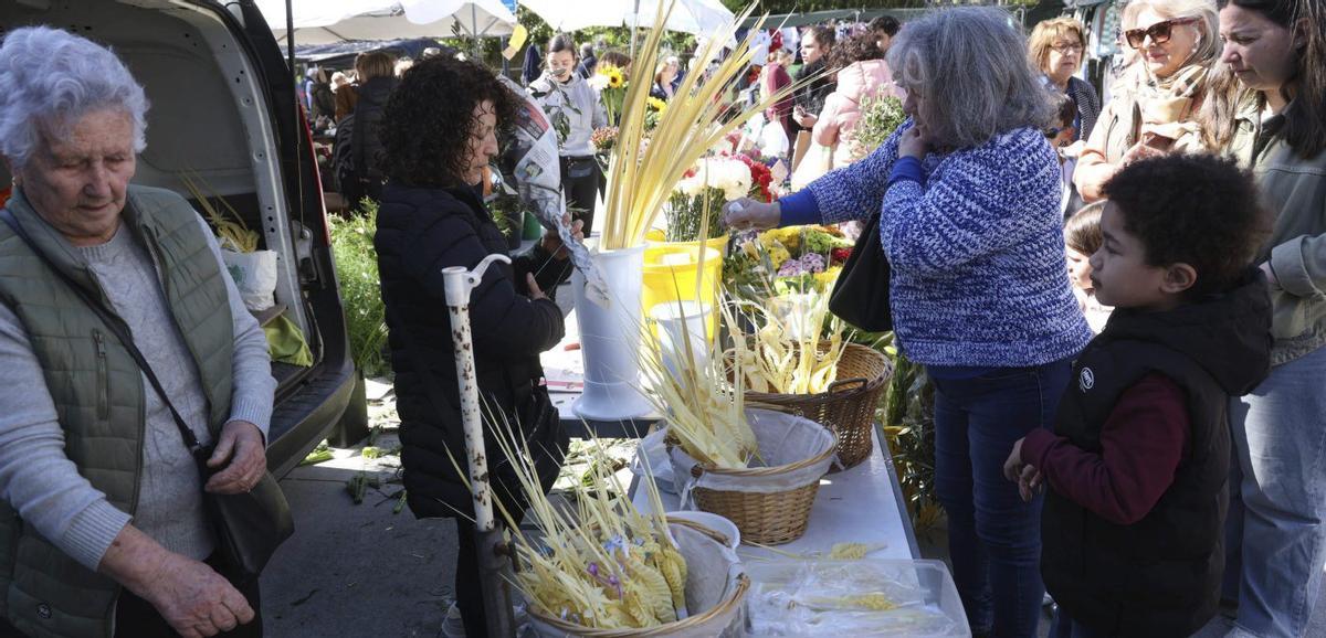 Puesto de venta de palmas, ramas y trenzas de Charo Cores, ayer en Vilagarcía. | NOÉ PARGA