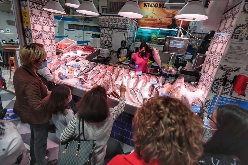 Mercado de Santa Cruz. Compras para la cena de Nochevieja