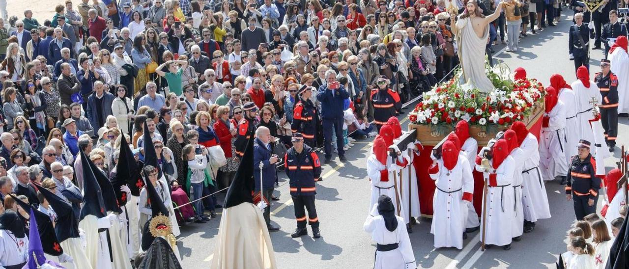 El paso de Jesús Resucitado en su encuentro con la Virgen de la Alegría, a la altura de la antigua Pescadería Municipal,” durante la procesión del Domingo de Resurrección del 2019.