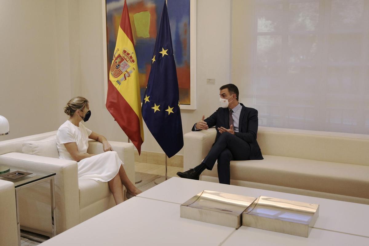 La vicepresidenta segunda y ministra de Trabajo y Economía Social, Yolanda Díaz y el presidente del Gobierno, Pedro Sánchez, durante la reunión del Consejo de Ministros extraordinario, en La Moncloa, a 7 de octubre de 2021, en Madrid (España).