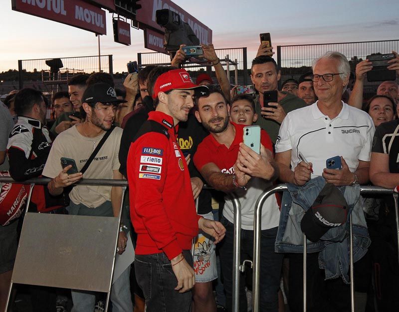 Ambientazo en Cheste | La afición disfruta con el Pit Walk