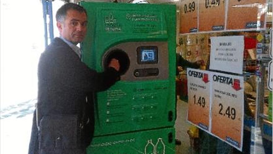 L&#039;alcalde de Cadaqués, Joan Figueras, provant una de les màquines de retorn d&#039;envasos.