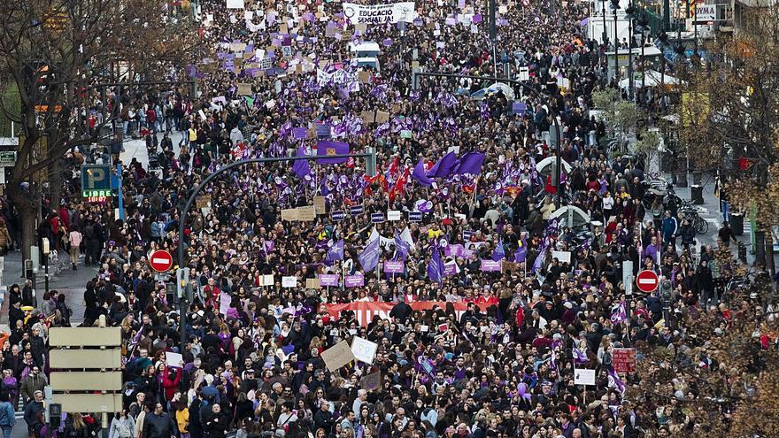 Multitudinaria marcha
feminista del 8M, el año
pasado en València. g.caballero