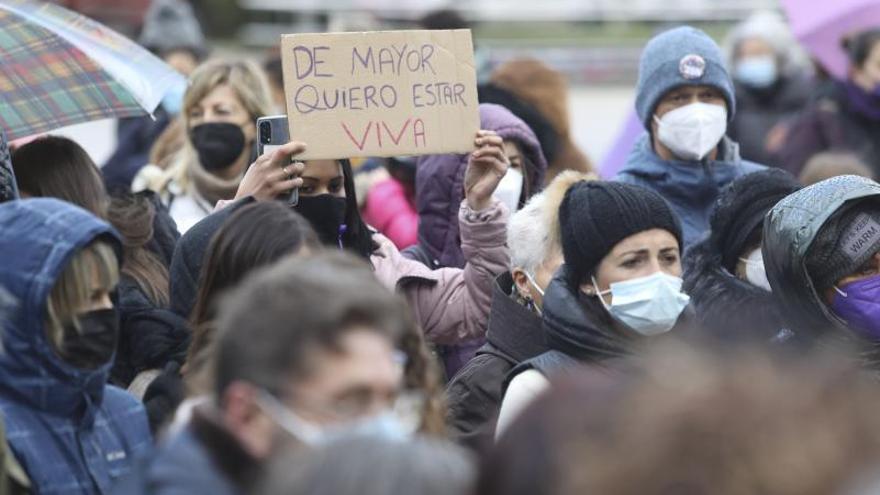 Una mujer muestra una pancarta alusiva a la jornada de reivindicación feminista. | R. Solís