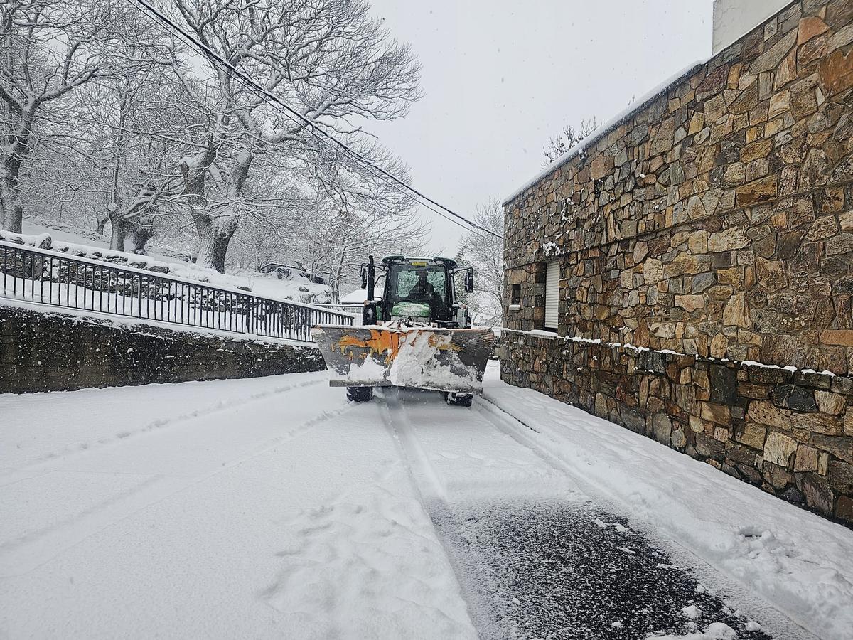 Una quitanieves en Lubián