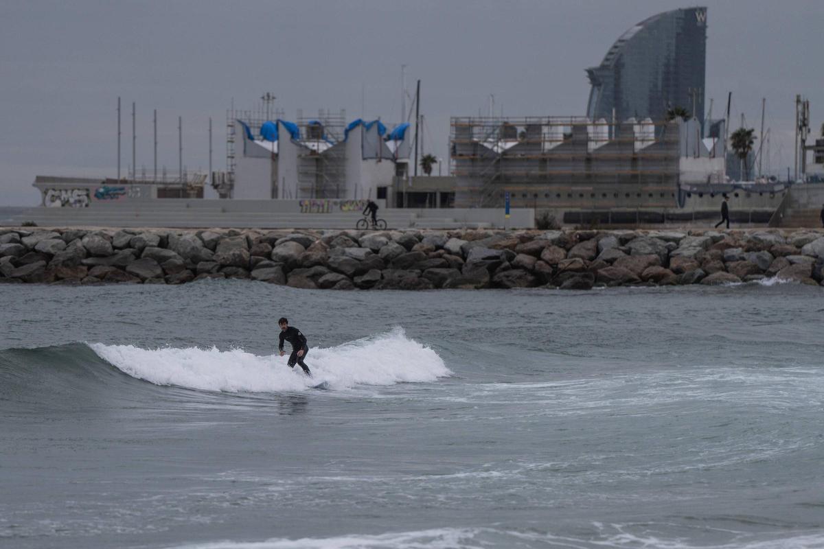 Fuerte oleaje en las playas de Barcelona