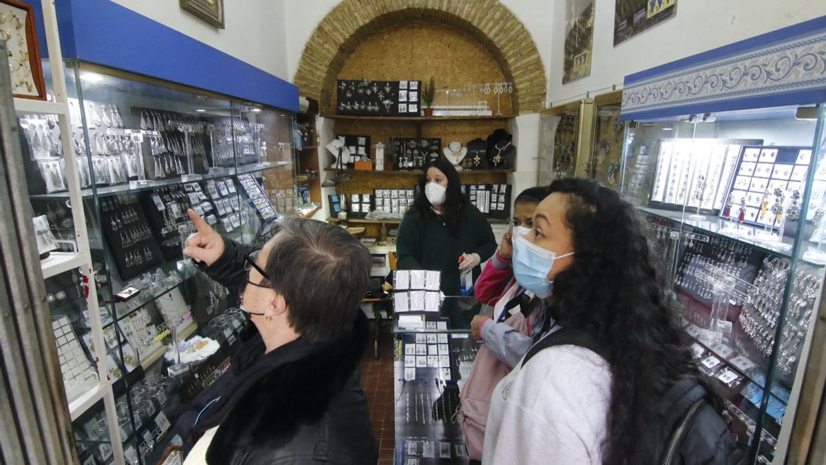 Clientas en una tienda de joyería del Zoco de artesanía de Córdoba capital.