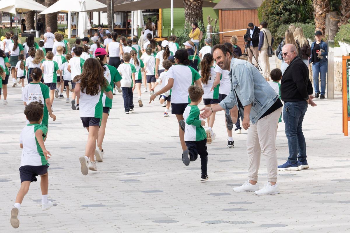 Alumnos del Colegio Mestral en la carrera solidaria junto a Proyecto Juntos en el Paseo de Figueretas.