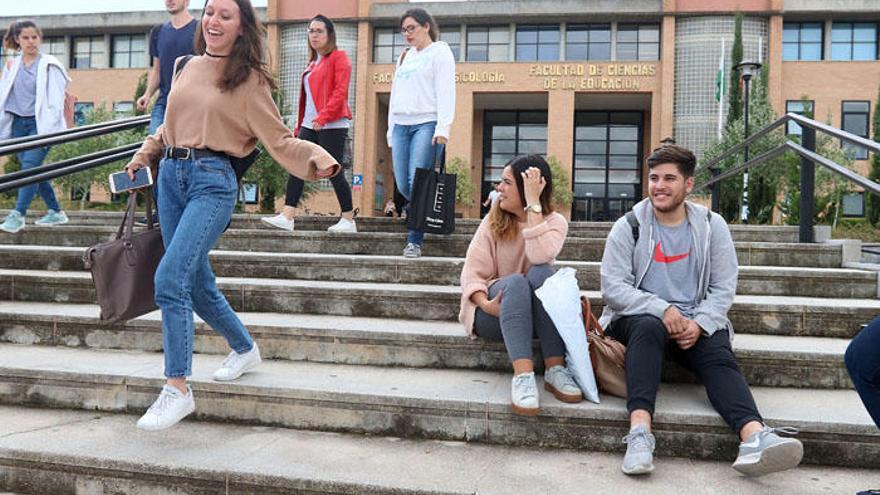 Un grupo de estudiantes universitarios en el campus de Teatinos.