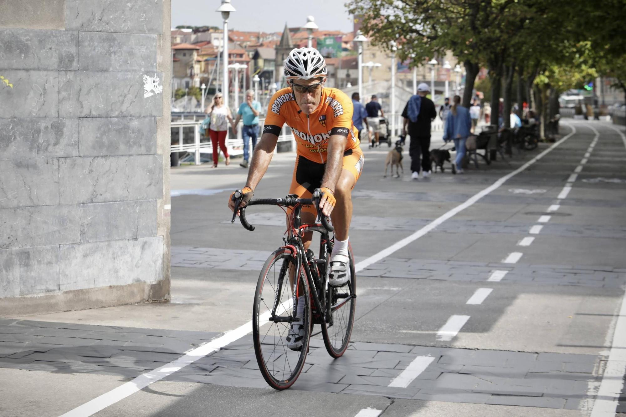 Ciclistas y peatones, a favor de un carril bici exclusivo en Fomento (en imágenes)