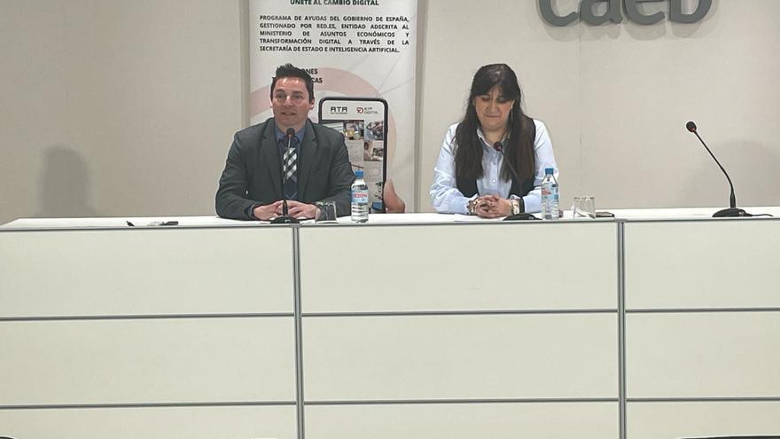 El presidente de la Federación Nacional de Asociaciones de Trabajadores Autónomos (ATA) de Baleares, Luis García, y la vicepresidenta de ATA, Elena Melgar, durante la presentación de los datos.