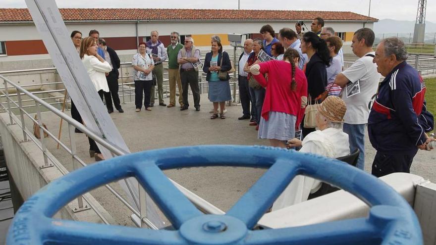 Los vecinos de Ciudad Naranco, en la estación potabilizadora.