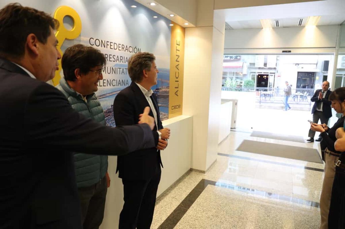 Quintanilla invita a Carlos Baño a sumarse a la foto tras la junta de CEV Alicante.