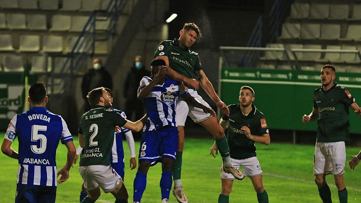 Imagen del partido entre el Racing y el Deportivo el pasado sábado en A Malata. |  // RCD