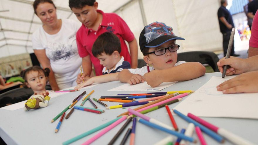 Niños participando en un taller de creatividad infantil en Gijón. | JUAN PLAZA