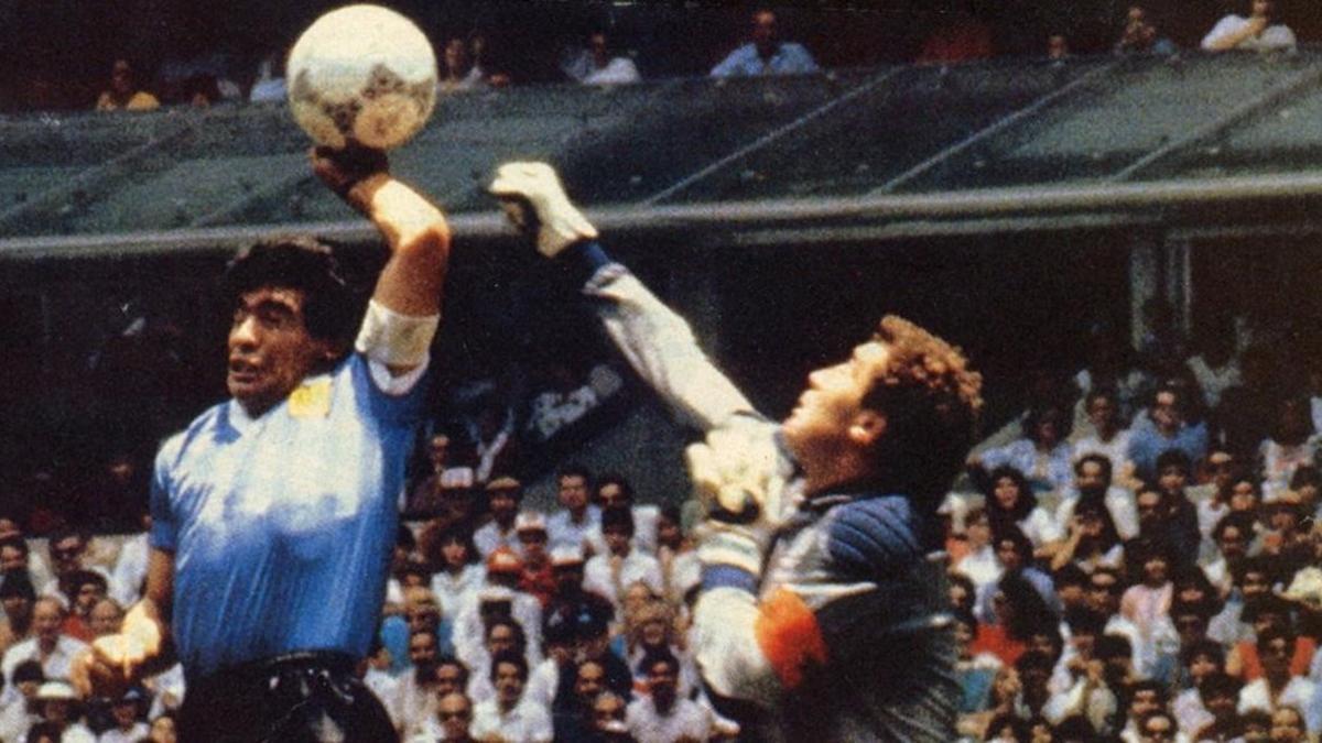 Esta fue la 'mano de Dios', en el Mundial de México-86, con la que Diego Armando Maradona superó al meta inglés Peter Shilton.