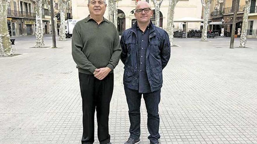 Llorenç Gelabert Crespí (presidente) y Joan Villalonga (secretario), quienes dirigen la entidad, en la plaza mayor de sa Pobla.