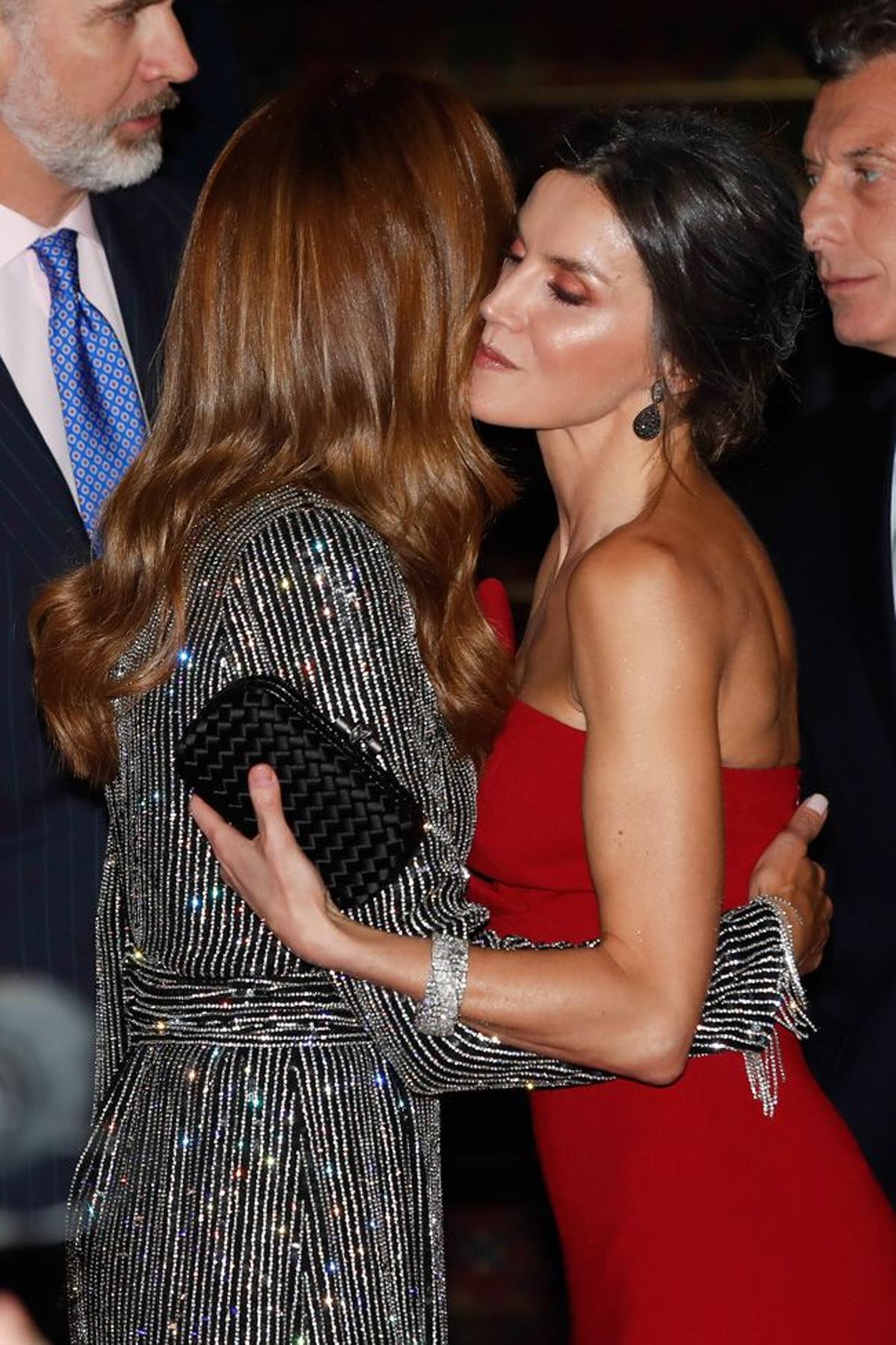 Letizia Ortiz con vestido rojo de palabra de honor junto a Juliana Awada en Argentina