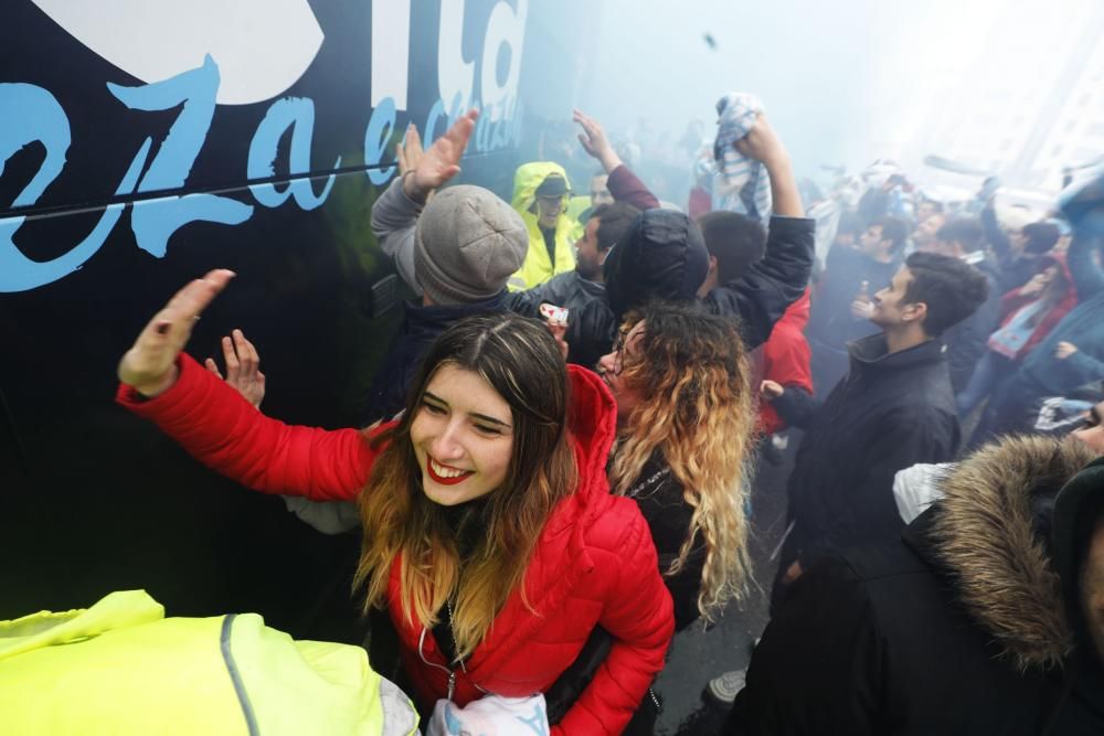 Locura en la llegada del Celta a Balaídos antes del partido contra la Real. // A. Villar