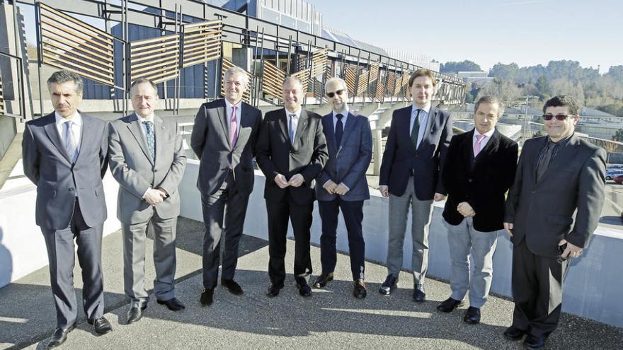 Alfonso Rueda y Salustiano Mato, en el centro, junto a representantes de las universidades de Tras Os Montes, Salamanca, Valladolid, Oporto y Aveiro y el director xeral Jesús Gamallo . // M.G.B.