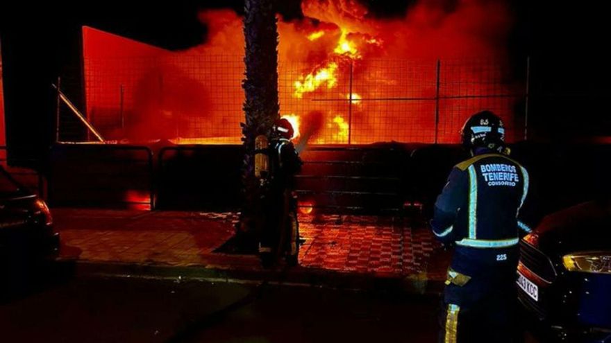 A fire burns twelve buses and devours a warehouse in Santa Cruz de Tenerife