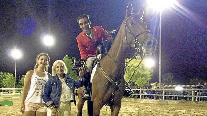 Paz Aristi, de Respiralia, entregó el trofeo a Tolo Mayol.