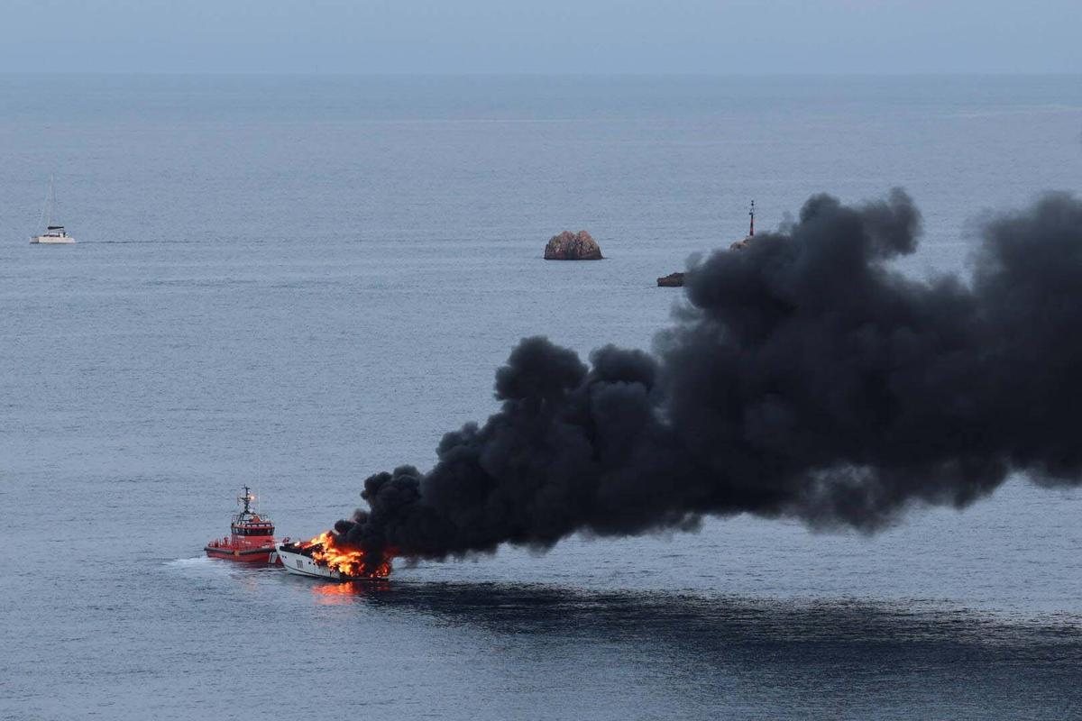 Incendio de una lancha cerca de s'Illa Negra en Ibiza