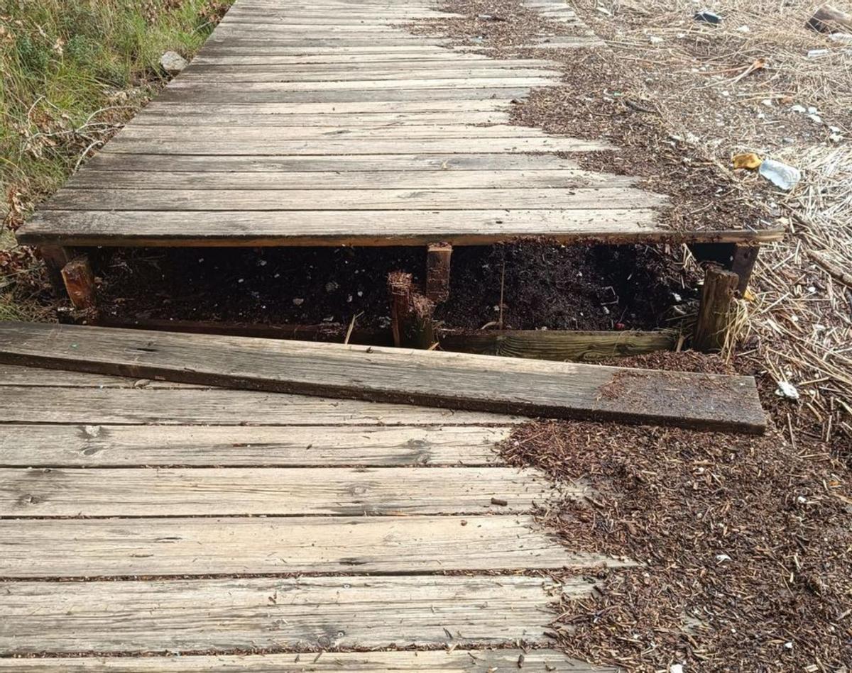 Estado actual de la pasarela de madera en las inmediaciones de las Torres de Oeste. |   // FDV