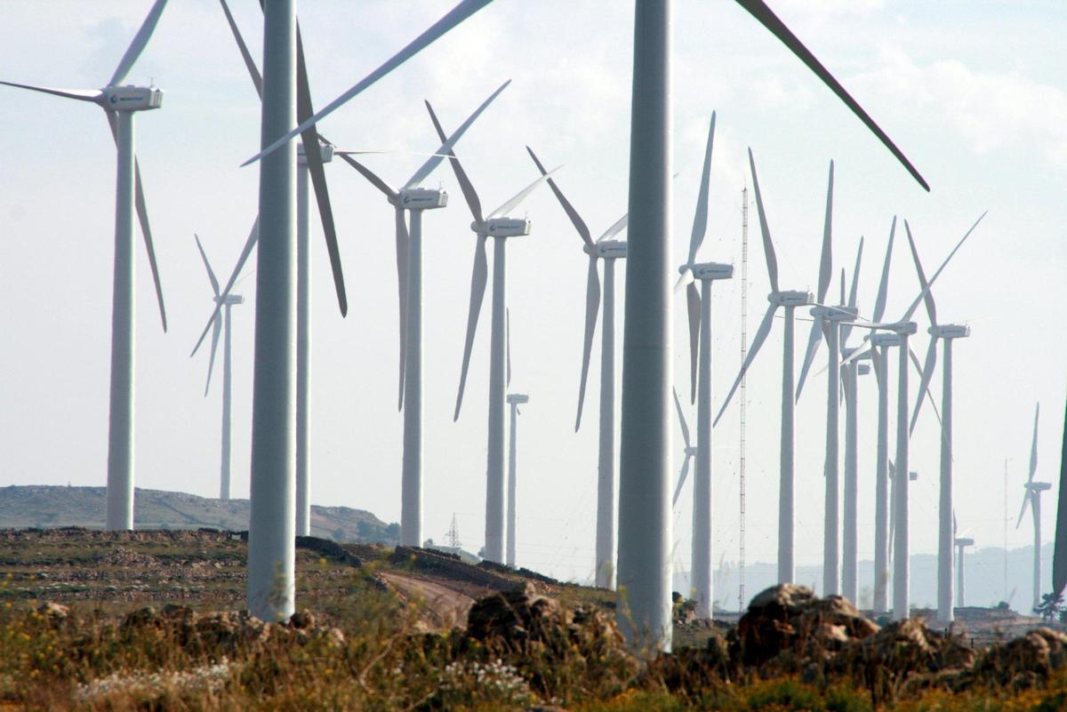 Aerogeneradores de un parque eólico en Els Ports.