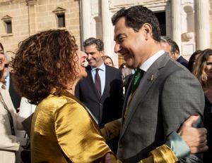 La ministra de Hacienda y el presidente andaluz se saludan en el Parlamento en una festividad del Día de Andalucía.