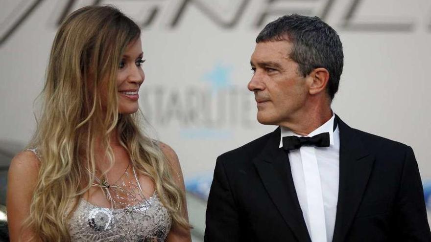 Antonio Banderas y Nicole Kimpel a la llegada a la gala.