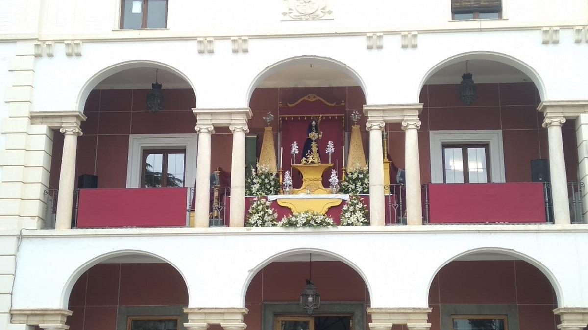 Altar instalado en el balcón del Ayuntamiento de Priego por el Corpus.