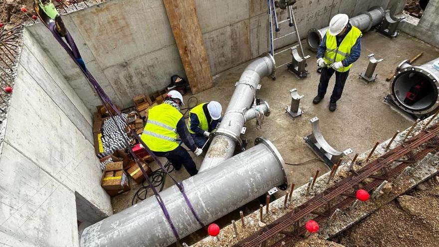 Els operaris treballant a l'obra a Palamós