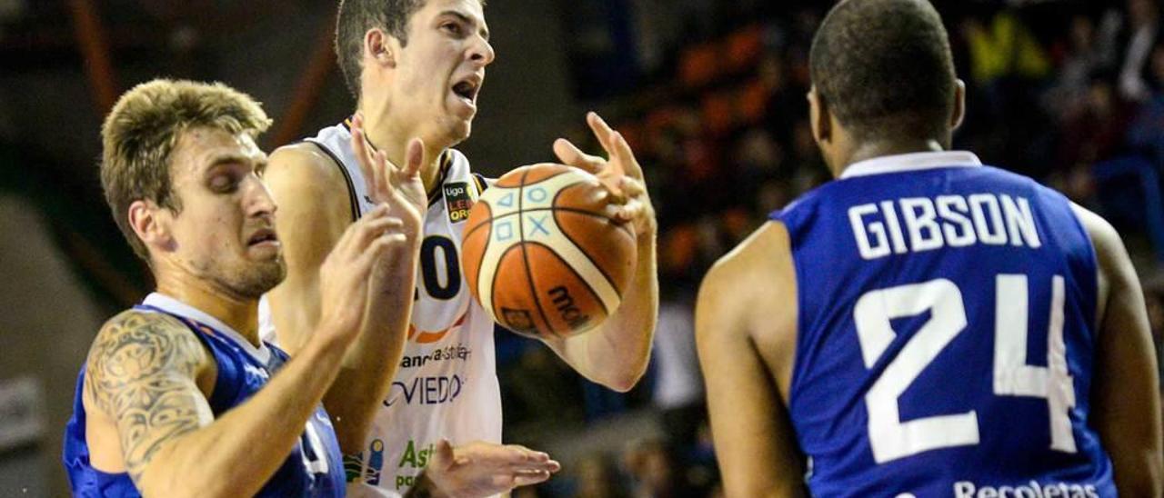 Miquel Salvó intenta una penetración entre dos jugadores del Burgos durante el partido de la primera vuelta.