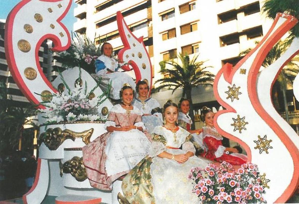 Candidatas para 1996. Por entonces, con todas elegidas en la Feria de Julio, ya era una costumbre instaurada la de participar en la Baralla de Flores. En primer término, la futura fallera mayor infantil, Lucía Andrés.