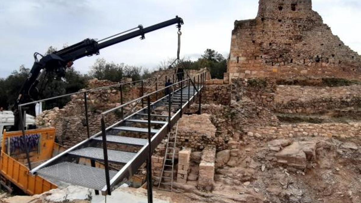 Instal·lació el 2021 de la passera que porta a l’accés original del castell.