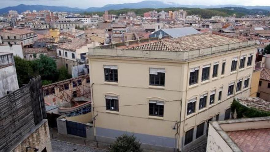 L&#039;edifici de la UNED, al cor del Barri Vell, al costat de l&#039;antic cinema Modern, encara sense coberta.