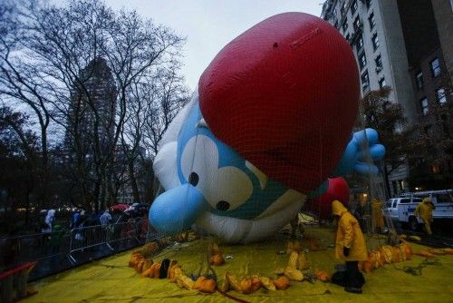 La imagen muestra a un operario comprobando un globo en los preparativos del próximo desfile de acción de gracias. Spiderman, Los Pitufos, Bob Esponja y otros globos gigantes participaran en el 88 desfile de acción de gracias que se celebrara en Nuev