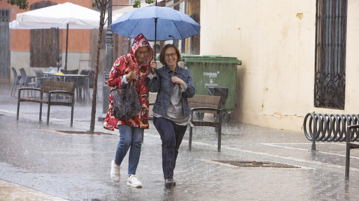 Paraguas en las calles de Alzira