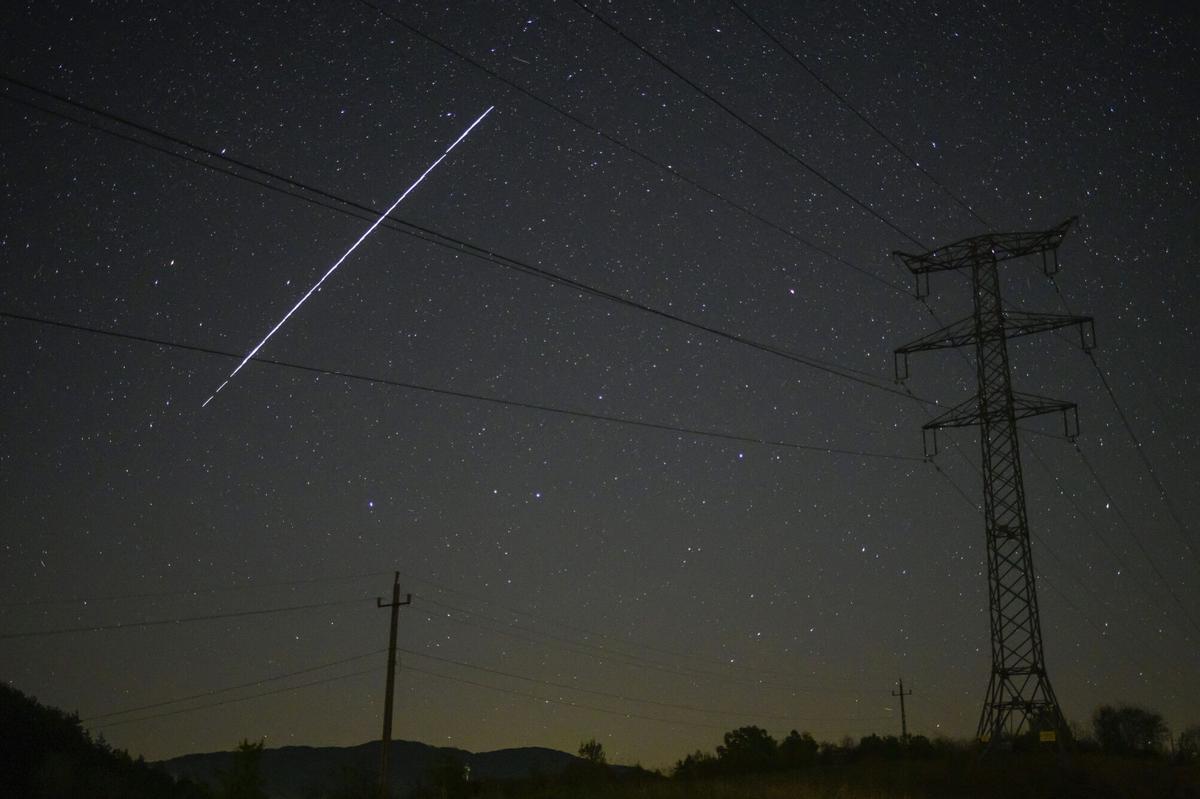 Varios satélites de Starlink surcan el cielo sobre Hungría, en una foto de 2021 tomada con la técnica de larga exposición.